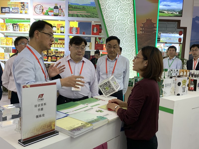 （從左至右）馬鞍山市分管農(nóng)業(yè)副市長(zhǎng)楊市長(zhǎng)，馬鞍市副秘書(shū)長(zhǎng)劉秘書(shū)長(zhǎng)，馬鞍山市農(nóng)業(yè)農(nóng)村局竇局長(zhǎng) (7)_副本.jpg